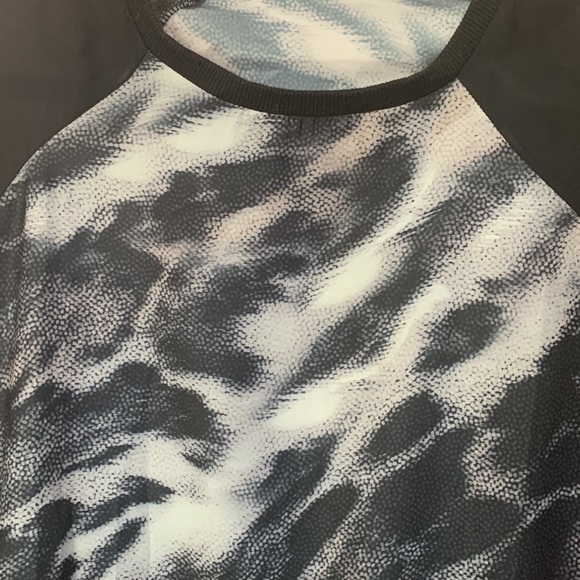 Three quarter white black grey top blouse sport chic animal snake tiger leopard - Picture 9 of 13